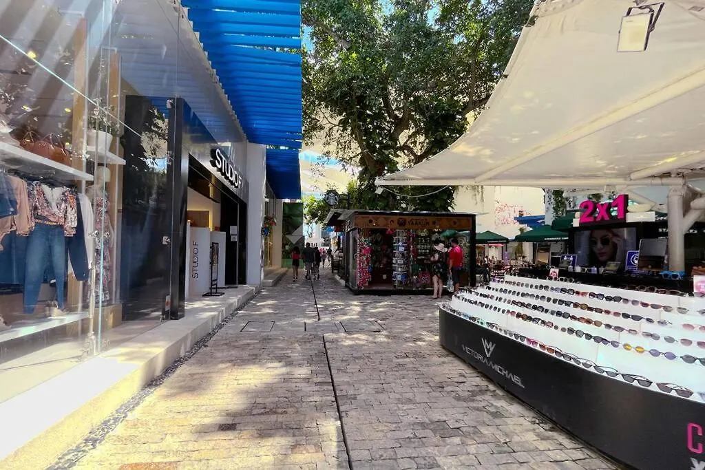 Playa Del Carmen Downtown Studio With Rooftop Pool - Walk To 5Th Ave & The Beach